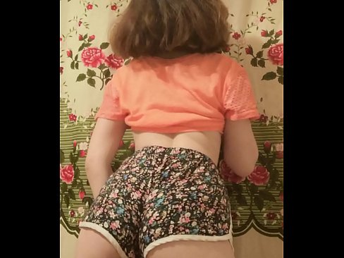 ❤️ سيڪسي نوجوان بيبي پنهنجي شارٽس کي ڪئميرا تي هٽائيندي ❌  ❤